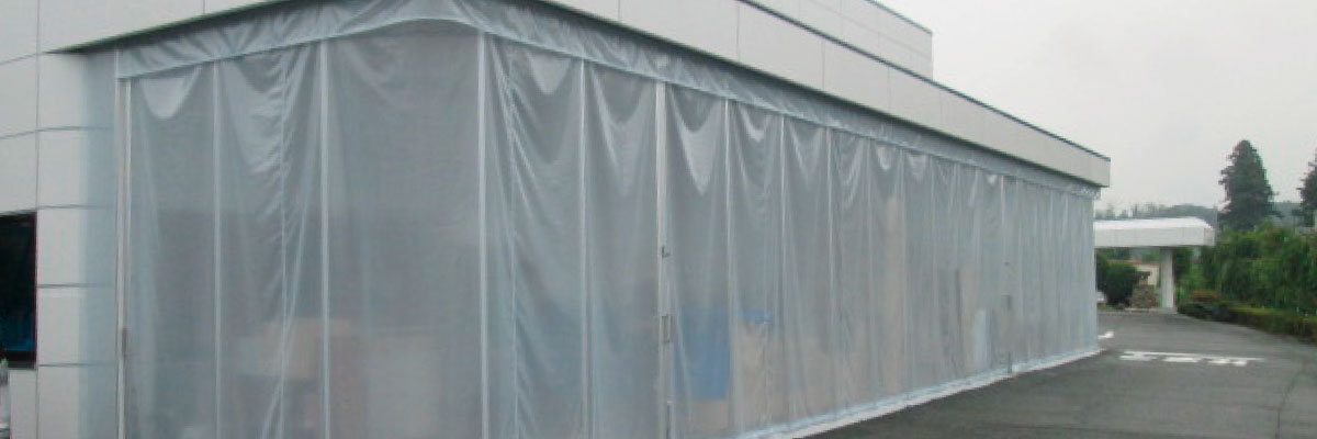 工場の屋外に設置されたビニールカーテン