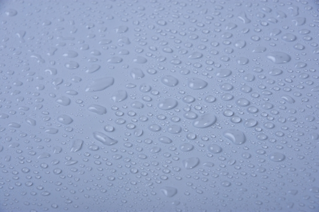 ターポリン生地が水を弾いている様子の写真