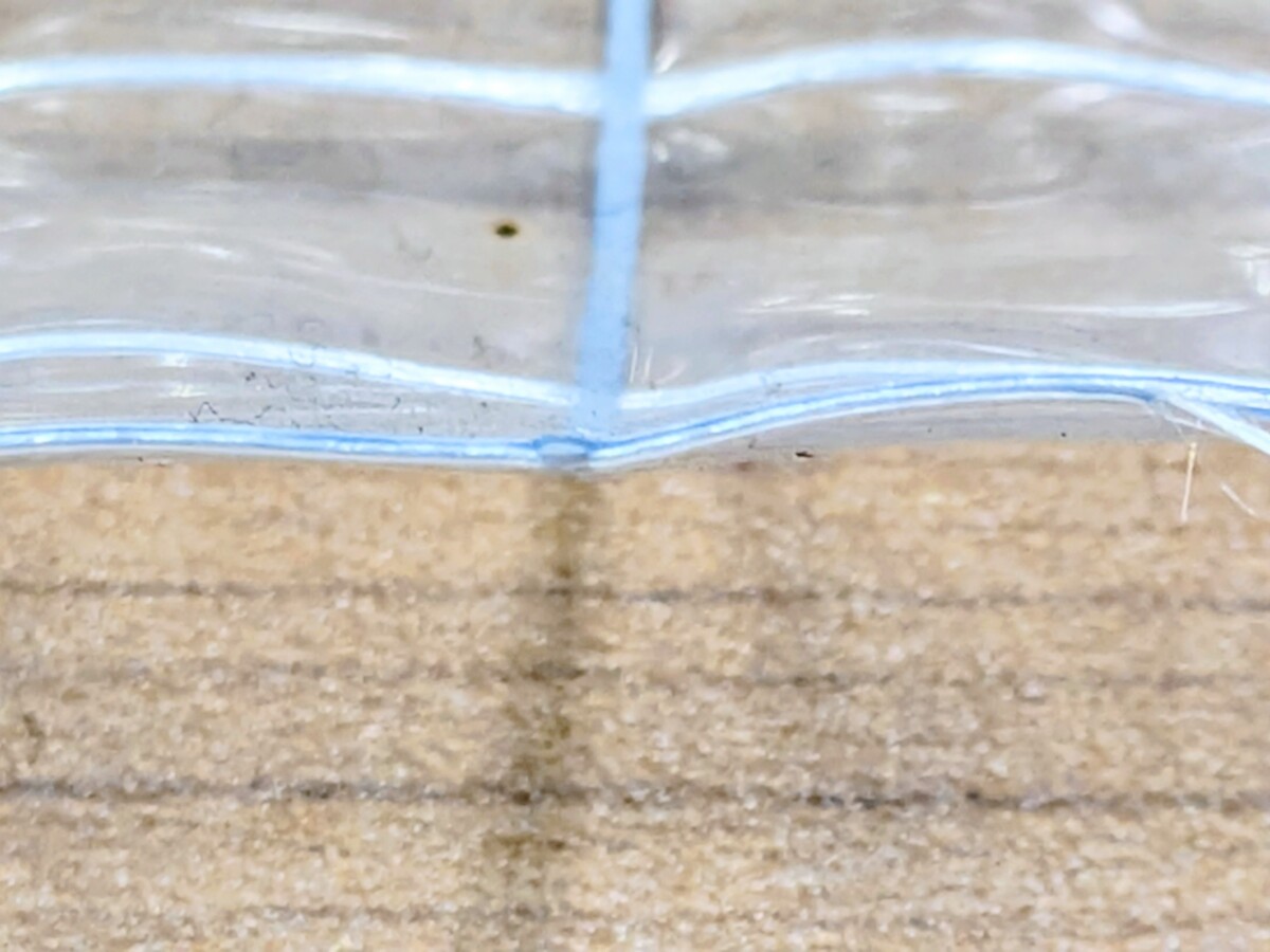 ポリエステル基布をPVCで挟み込んだシートの断面