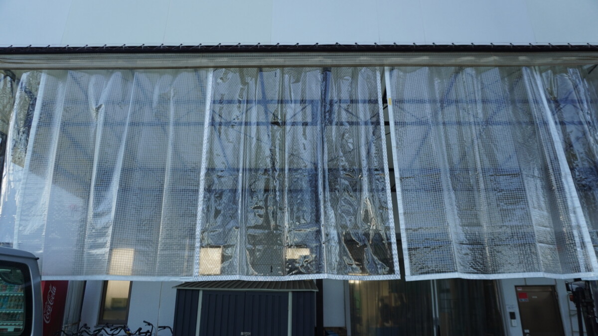 寒さでシートが硬化しシワが残って短くなる