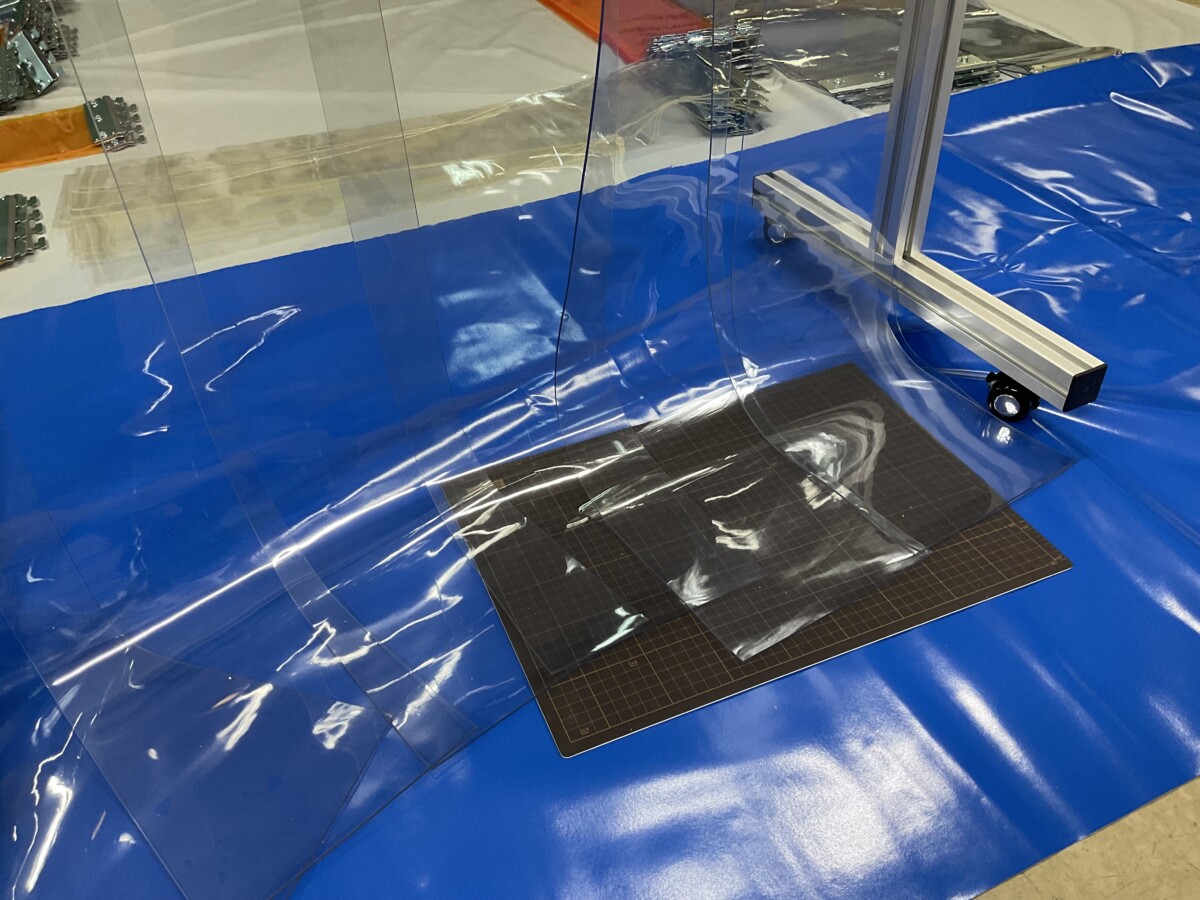 長すぎて床を引きずっているカーテンのイメージ