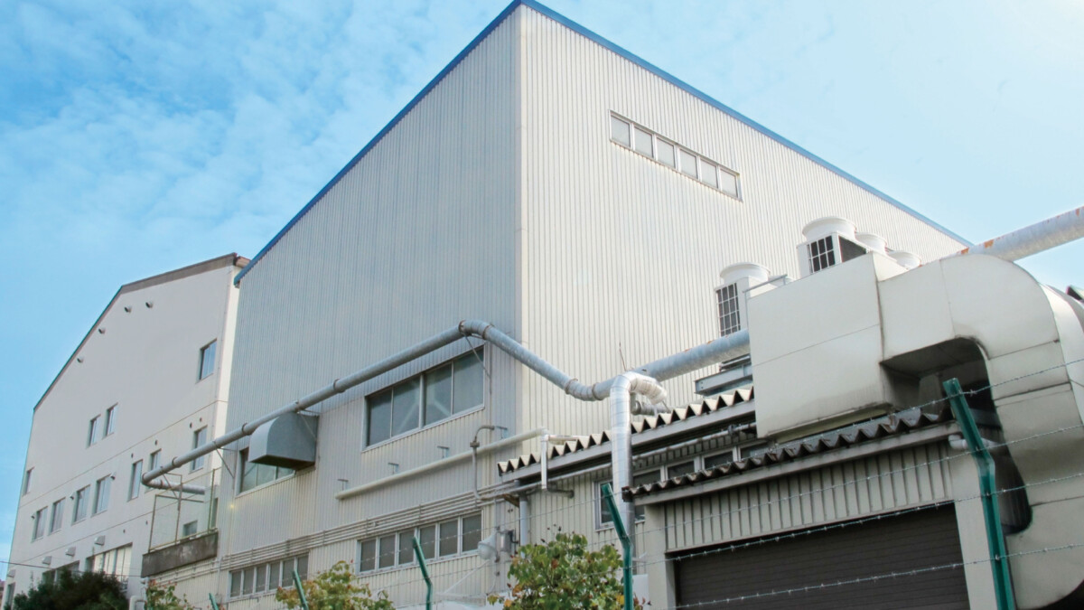 夏の工場・倉庫の暑さ対策イメージ